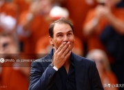 动人瞬间！球场上感人一幕，赞叹无限