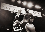 杜兰特狂砍米切尔分，引发争议迎来新赛季高光！的简单介绍